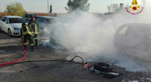 Auto in fiamme, l'autista si salva, ma il rogo distrugge altre 5 vetture