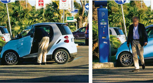 La sequenza fotografica di una delle vetture lasciate al car valet: parcheggiata in strada e aperta da un passante