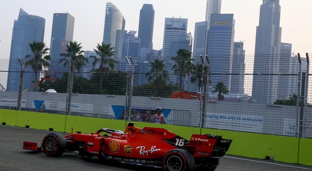 Leclerc su Ferrari in pole a Singapore davanti a Hamilton, Vettel in seconda fila
