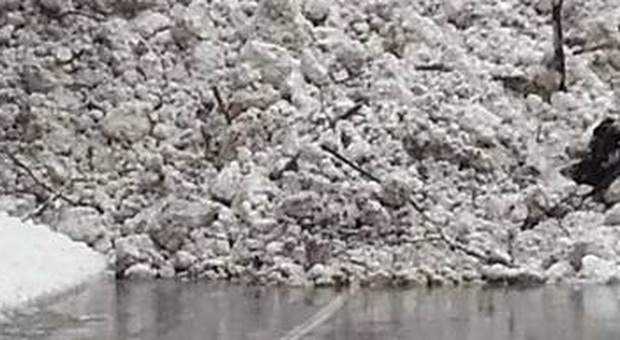 Frana sulla strada a Pieve di Livinallongo: carreggiata invasa per 70 metri