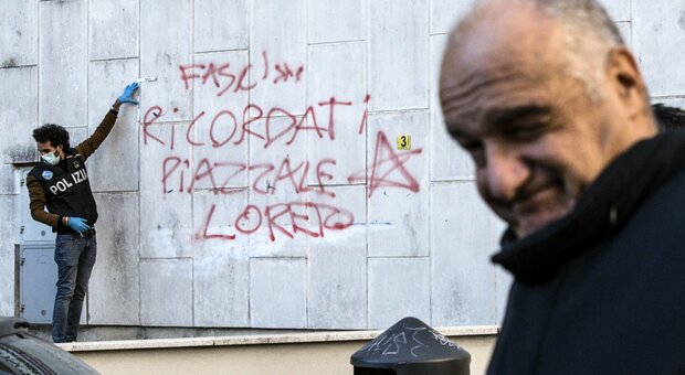 Ballottaggio Roma, «Ricordati di piazzale Loreto»: scritte fuori dal comitato Michetti. La solidarietà di Gualtieri