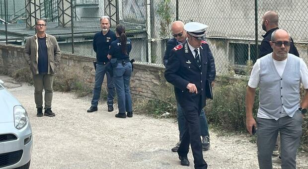 Ancona, al Palaveneto via alla bonifica. Resti di bivacchi: è una latrina e la polizia dà la caccia ai vandali