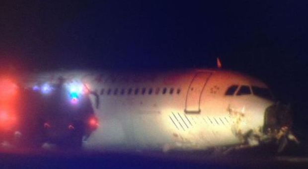 Paura in Canada, aereo finisce fuoripista dopo l'atterraggio: 22 passeggeri feriti. "Colpa del maltempo"