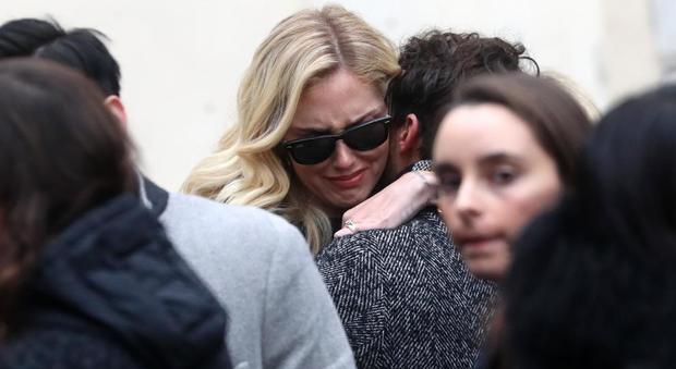 Chiara Ferragni piange al funerale dell'ex manager: chiesa gremita nel Bresciano