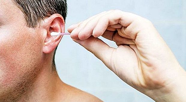 Cotton fioc incastrato nell'orecchio, sviluppa una pericolosa infezione: salvato per miracolo