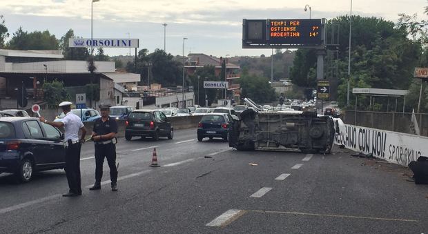 Roma, furgone capovolto sull'Aurelia: ferito grave il conducente