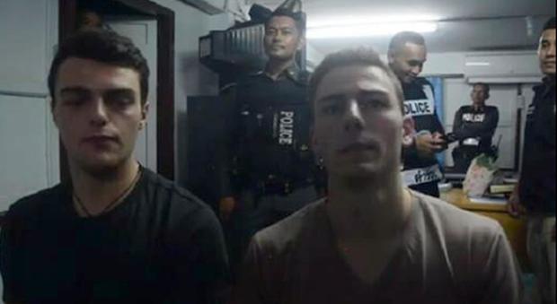 Tornano a casa Ian e Tobias, i due italiani arrestati in Thailandia: "In Italia mercoledì"