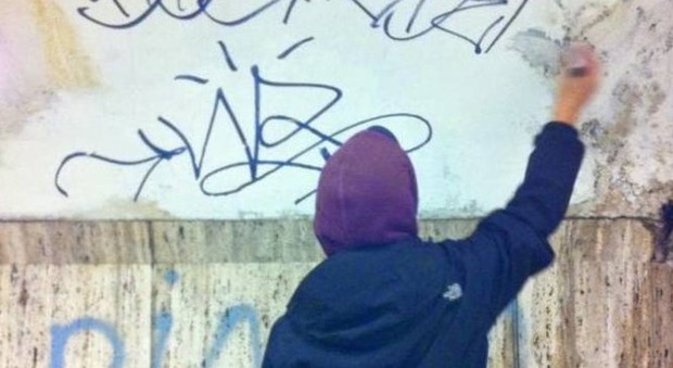 Simboli fallici e bestemmie sui muri della scuola: si firmano "456 gang"