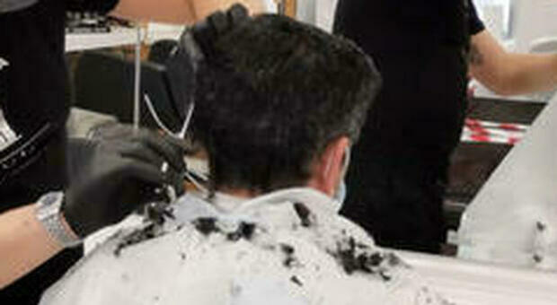 In cinque dal barbiere e senza mascherine: chiuso il locale e multe anche ai clienti