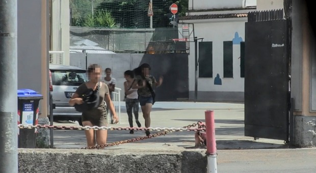 Roma, lo scandalo delle baby rom: fermate in metro, scappano dai centri accoglienza in 20 minuti
