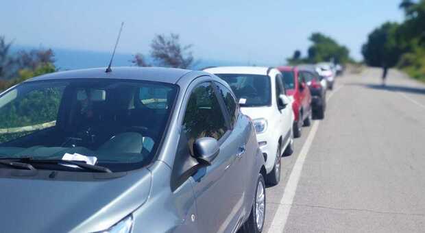 Detto fatto a Portonovo: 70 multe per sosta vietata, auto lasciate ovunque a valle e sulla strada provinciale