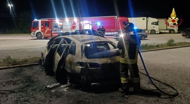 Marotta, incendio nella notte: auto distrutta da fuoco vicino al casello dell'autostrada