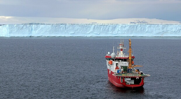 La nave da ricerca italiana Laura Bassi parte per l'Antartide