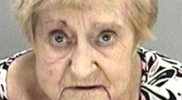Nonna di 82 anni sorpresa a rubare un profumo: "Volevo risvegliare la mia vita sessuale"