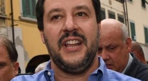 Napoli, i Neoborbonici: «Per Salvini suoneria con pernacchio»