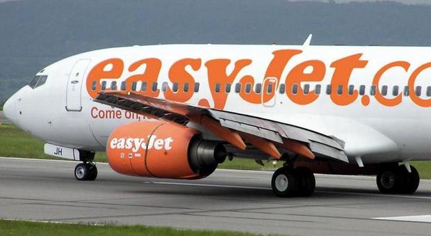 EasyJet passeggero ubriaco afferra per il collo assistenti di volo: atterraggio d'emergenza