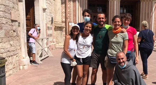 Assisi, il record dei pellegrini: in quattromila nel 2022 hanno camminato fino alla Basilica di San Francesco
