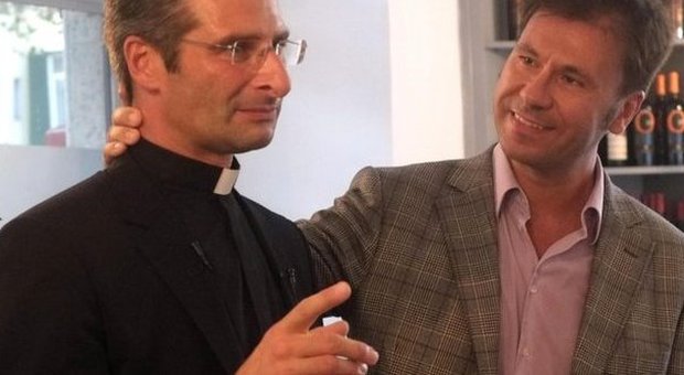 Prete del Vaticano fa coming out: "Sono gay e questo è l'uomo che amo. La Chiesa apra gli occhi"
