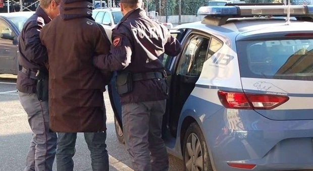 Roma, tenta di violentare due donne in dieci minuti: bloccato dai passanti