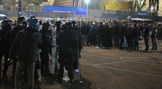 Controlli della polizia allo stadio Maradona di Napoli