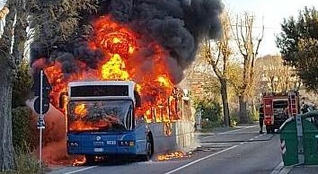 Roma, bus Cotral in fiamme: panico tra i passeggeri