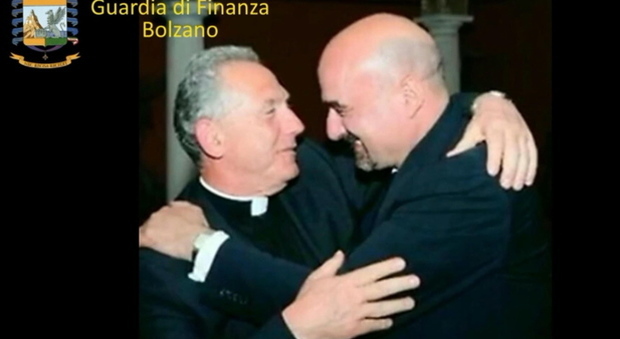 Don Patrizio Benvenuti (a sinistra) e il finanziere Ventisette