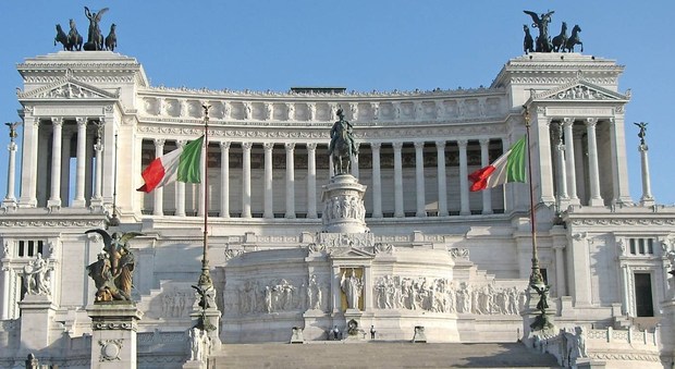 Roma, scavalca recinzione Altare della Patria e fa il saluto fascista: i militari lo bloccano
