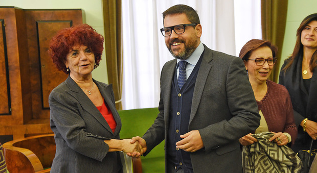 Il ministro Fedeli a Salerno: «Scuole nel gelo, inaccettabile»