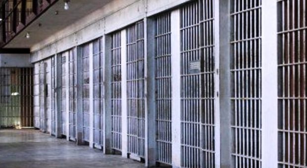 Pedofilo torturato in carcere dai compagni di cella: «Lo hanno spogliato e messo con la testa nel wc»