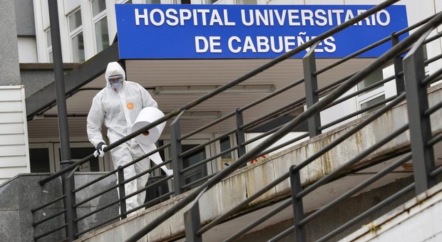Coronavirus, la Spagna chiude gli hotel: «Turisti, tornate a casa»