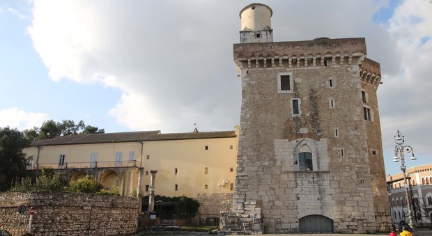 Raid dei vandali a Benevento: imbrattata la Rocca dei Rettori
