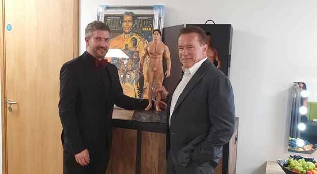 Foligno, Flavio Spuntarelli ha realizzato la statua di Arnold Schwarzenegger