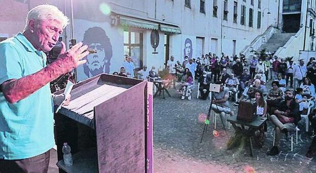 Elezioni a Napoli, Bassolino in piazza: «Io in ascesa, il popolo degli astenuti voti per me»