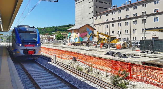 «Ferrovia Orte Falconara fuori dal Pnrr»: il Pd protesta con un sit in alla stazione di Fabriano