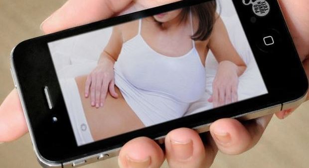 Allarme sexting, tutti i possibili rischi per la privacy: ecco come comportarsi