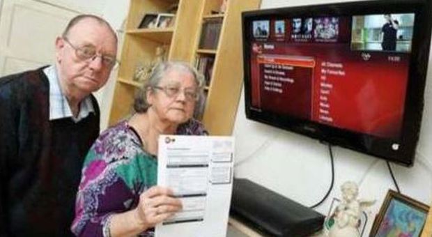 Bolletta di 240 euro per aver visto un porno: ma la coppia di anziani nega e non paga la tv