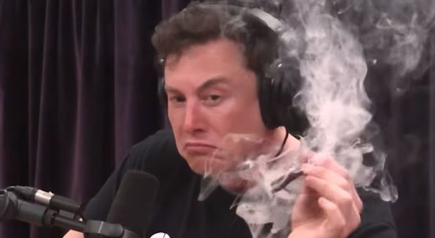 Musk fuma marijuana in un video, Tesla crolla a Wall street