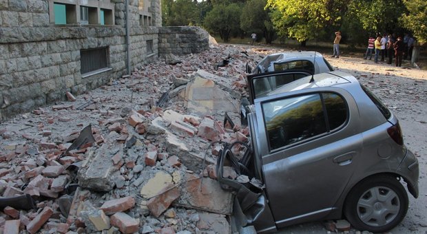 Terremoto in Albania, nuova scossa nella notte: 400 case e 30 palazzi danneggiati