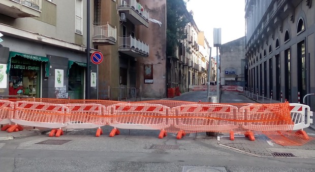 Palazzi pericolanti, via Tanucci chiusa al traffico: è caos