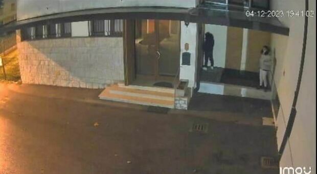 L'immagine presa dalle telecamere di sicurezza del "fattaccio" della canonica di viale San Marco a Mestre