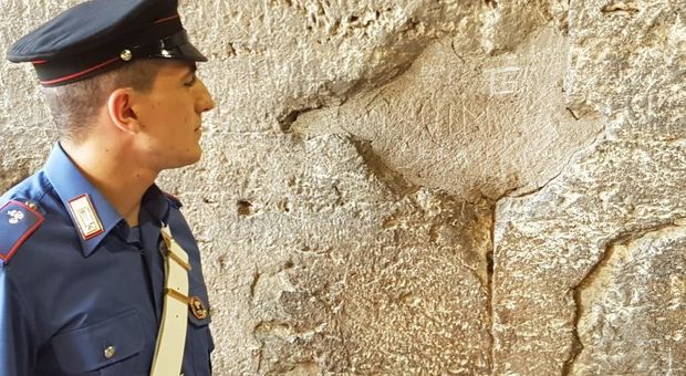 Incide il suo nome sulle pareti del Colosseo: denunciato un turista