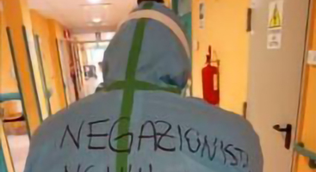 Medico va in ospedale con scritta choc sul camicione: «Negazionisti vaff...Qui c'è gente che soffre»