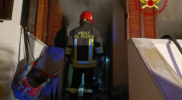 Casa in fiamme nella notte a Melissano, arrivano i vigili del fuoco. Più di 40 gli interventi per allagamenti e maltempo nel Basso Salento