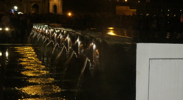 I Soli splendono sul Porto antico Inaugurata la fontana di Enzo Cucchi