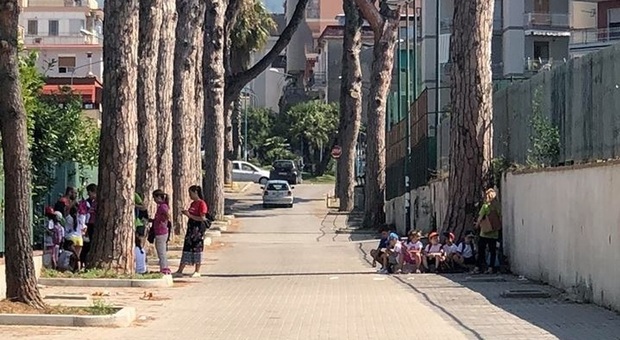 Personale in ferie e parco giochi chiuso: bambini in fila, protestano le mamme