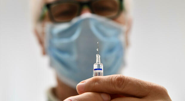 Coronavirus, anche il vaccino Janssen nella fase 3. Arcuri: «Non c'è pressione su terapie intensive» DIRETTA