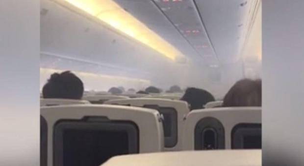 I fumi del motore finiscono dentro l'aereo: paura e fuga per i passeggeri del jet Video