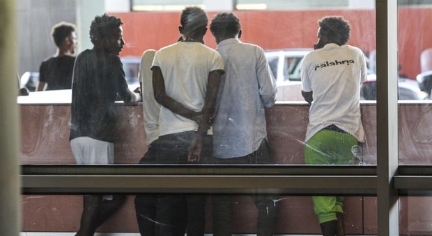 Frosinone, raid razzisti contro i migranti: denunciati tre studenti. In casa mazze da baseball, proiettili e armi