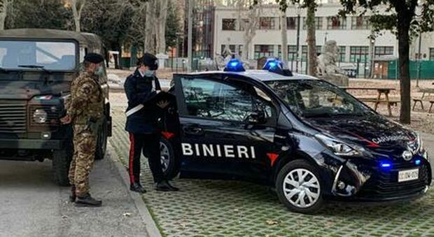 Si traveste da donna per rapinare un 50enne dopo averlo sedotto: fermato dai carabinieri
