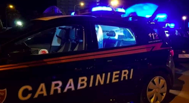 Ragazzino di 14 anni accoltella il nuovo fidanzato della madre (carabiniere) e lo colpisce con un casco: è grave